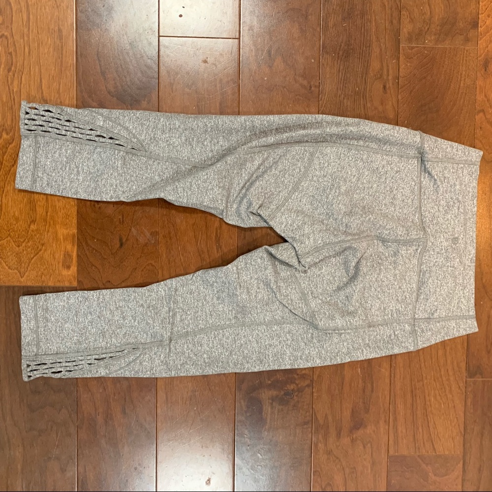 Lululemon gray size 8 crop with detail